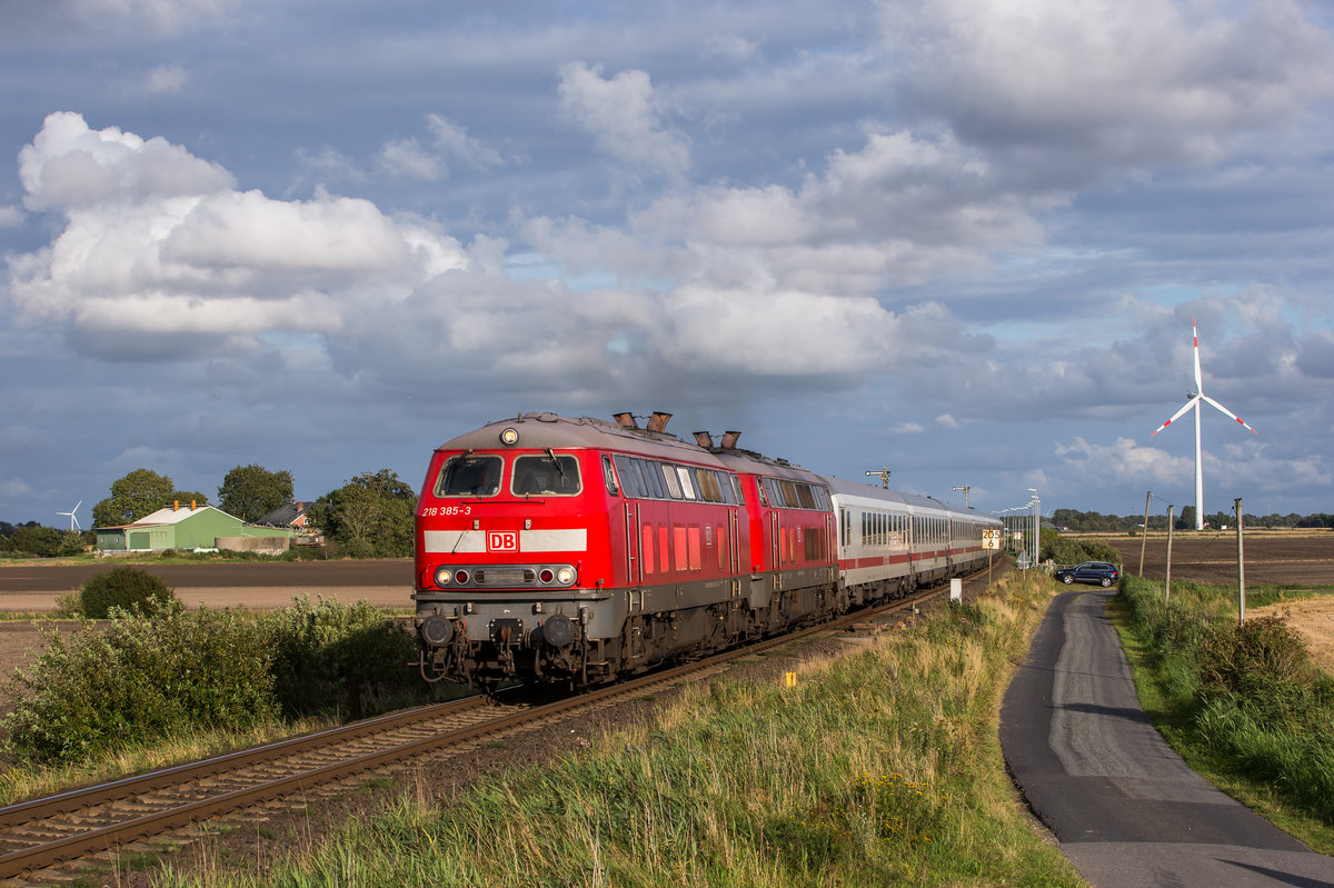 218 385 und 218 322 fahren mit einem Intercity bei Lehnshallig in Richtung Westerland (Sylt), aufgenommen am 12. August 2017.