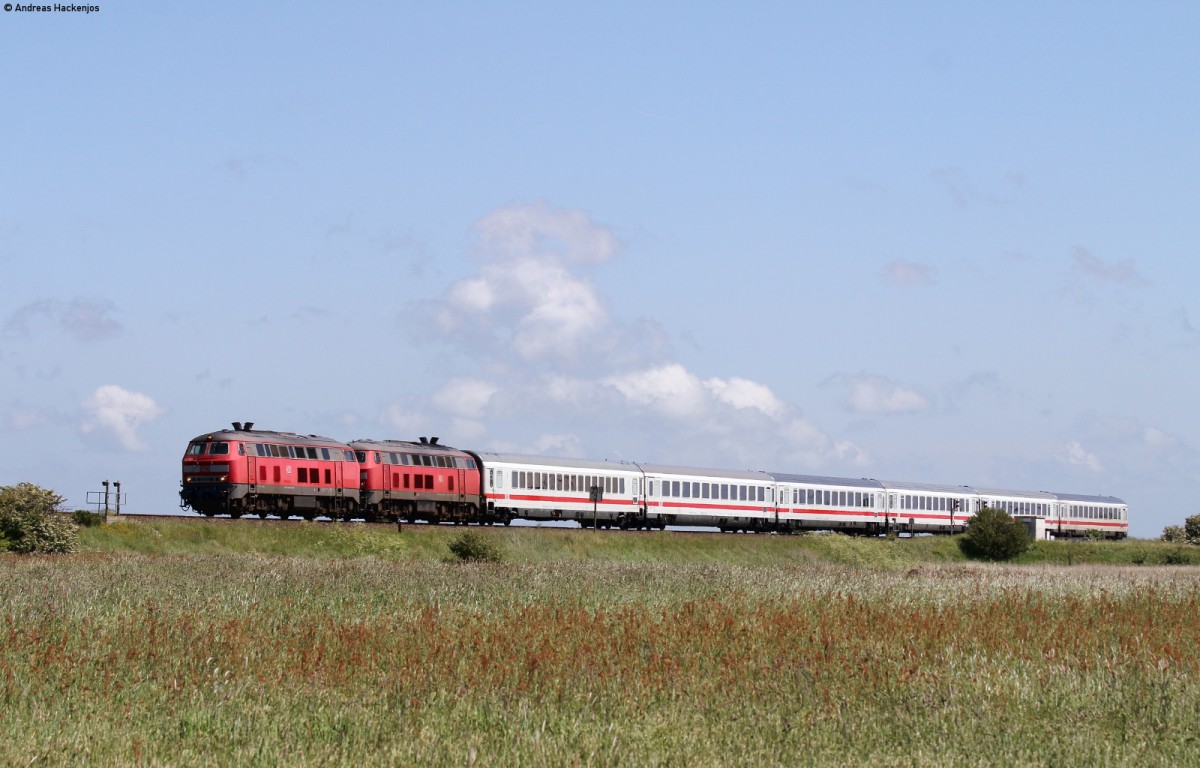218 385-3 und 218 341-6 mit dem IC 2074 (Dresden Hbf-Westerland(Sylt)) bei Keitum 6.6.15