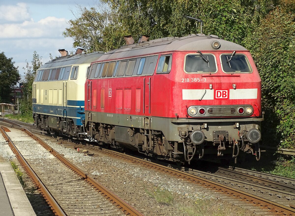218 385 (DB) und 218 488 (RP Railsystems) am 08.10.21 beim Rangieren in Niebüll.