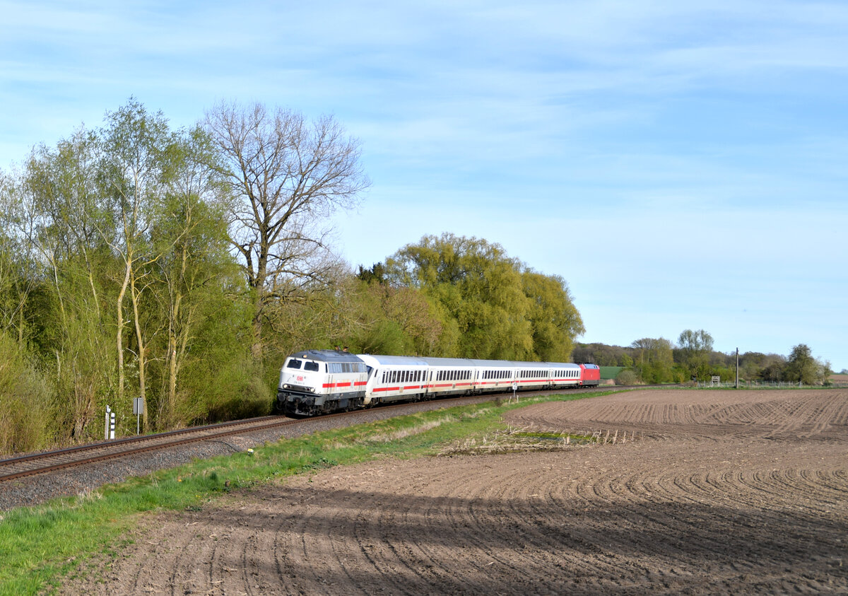 218 385 mit IC 2265 Rostock Hbf - Hamburg Hbf am 26.April 2026 bei Quaal. Am Schluss war 101 111 am Zug.