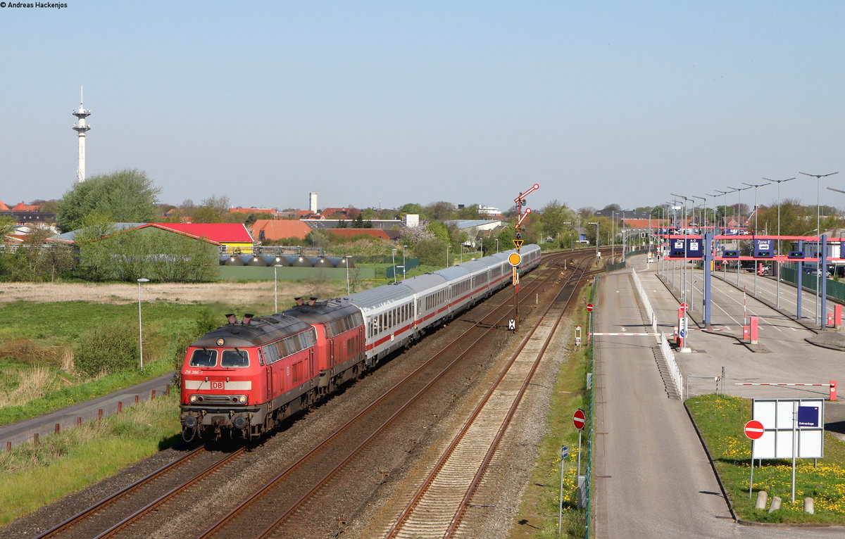 218 386-1 und 218 341-6 mit dem IC 2311 (Westerland(Sylt)-Stuttgart Hbf) bei Niebüll 8.5.16