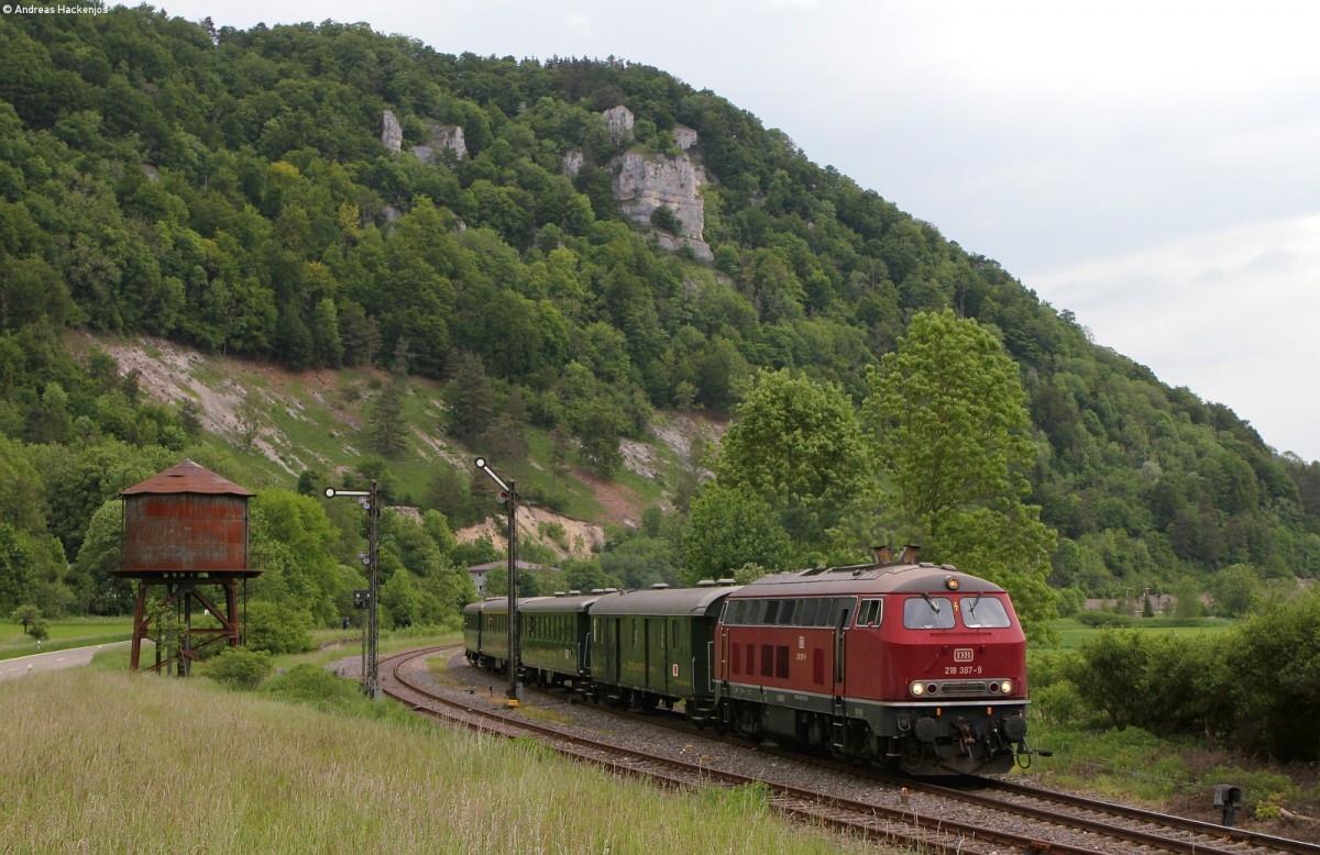 218 387-9 mit dem DPE 31192 (Augsburg Hbf - Konstanz) bei Hausen im Tal 25.5.15