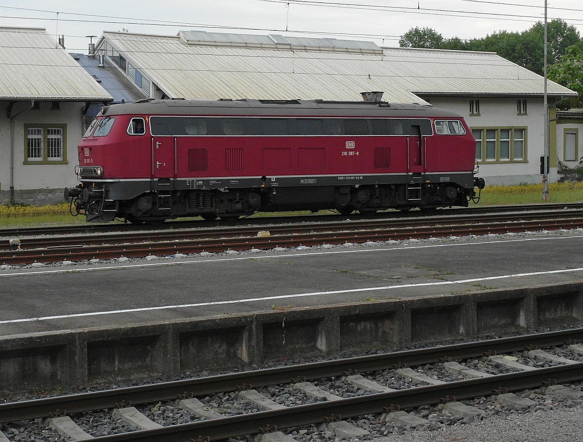 218 387 auf Rangierfahrt, nachdem sie von dem von Augsburg nach Konstanz gezogenen Sonderzug abgekuppelt war (25.05.2015).