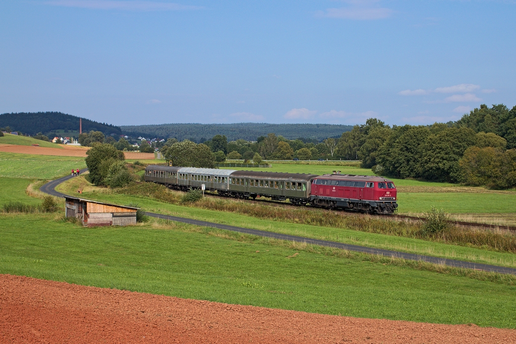 218 387 machte sich am Nachmittag des 12.9.2015 auf den Weg nach Marburg und erreicht in Kürze den Halt Münchhausen