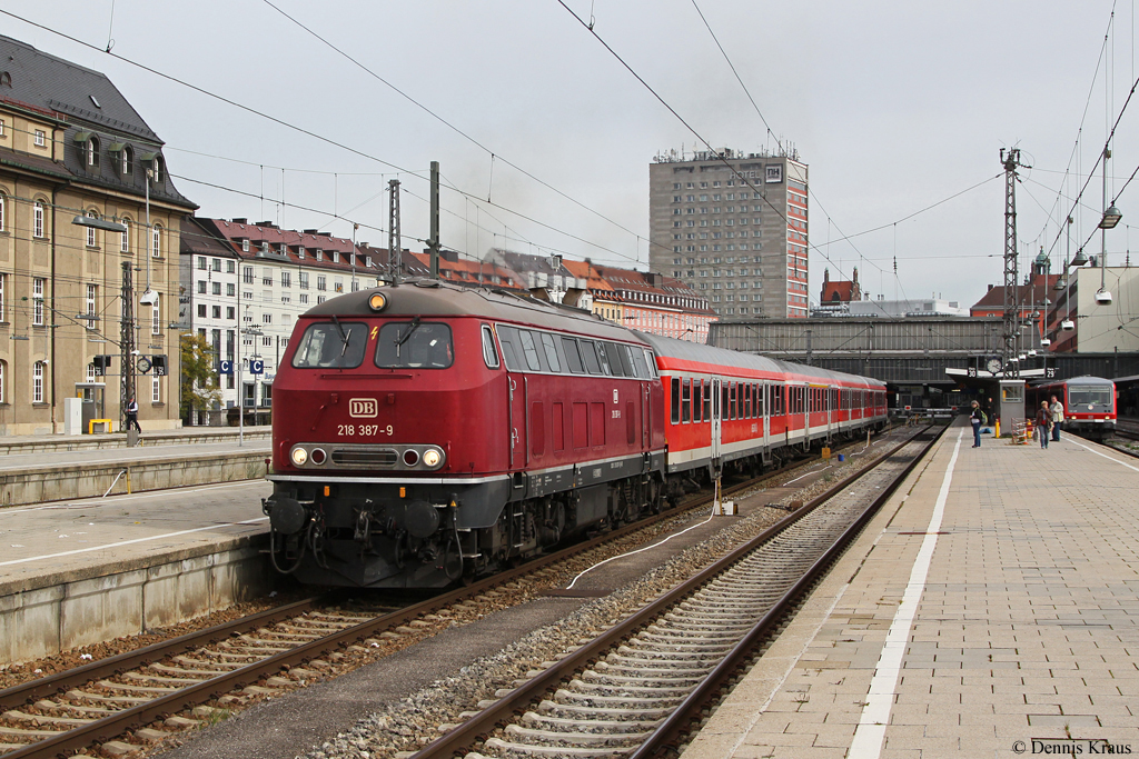 218 387 verlsst mit RE 57412 am 14.10.2013 Mnchen Hbf.