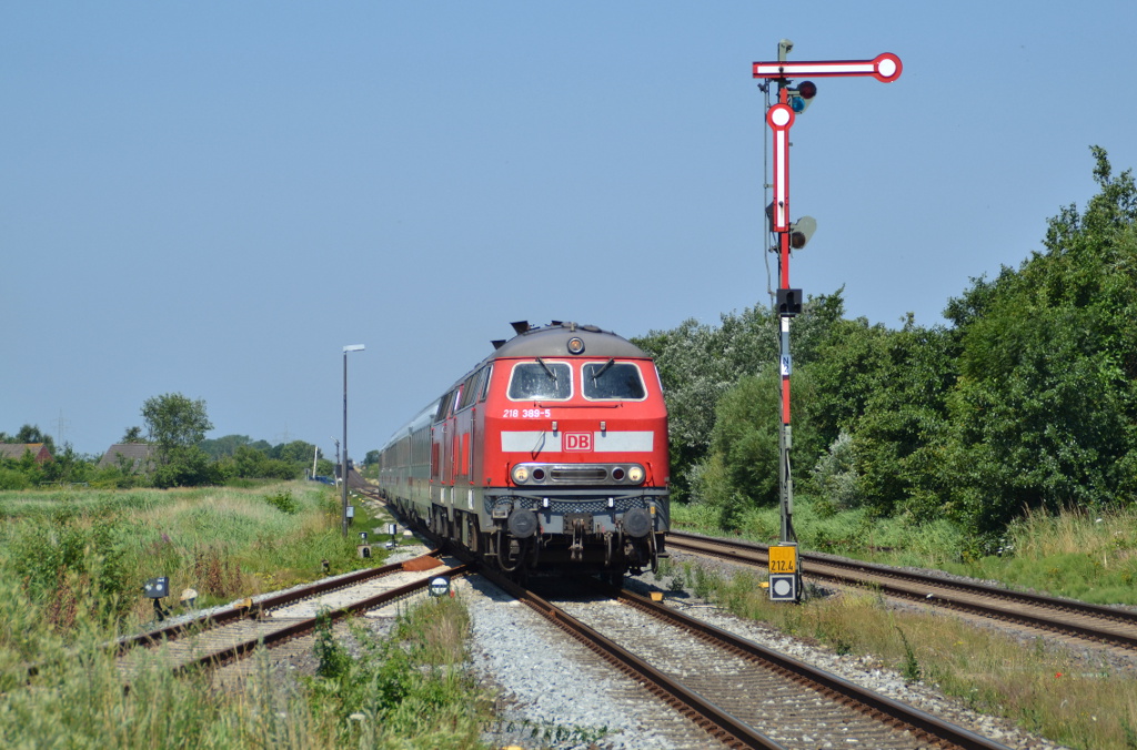 218 389 + 218 xxx mit IC 2193 Westerland - Göttingen in Klanxbüll. 14.07.2014