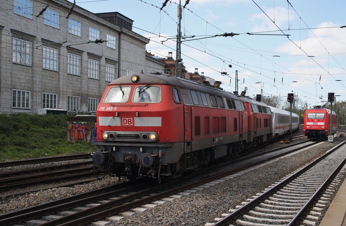 218 389-5 und 218 322-6 erreichen mit IC2375 von Westerland auf Sylt den Hamburger Hauptbahnhof, im Hintergrund wartet 101 041-2, welche den Zug nun bis nach Karlsruhe Hauptbahnhof schieben wird. (21.4.2016)