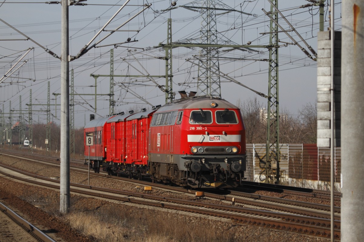218 390-3 am 25.02.2014 in Halle/Saale, Haltestelle Messe