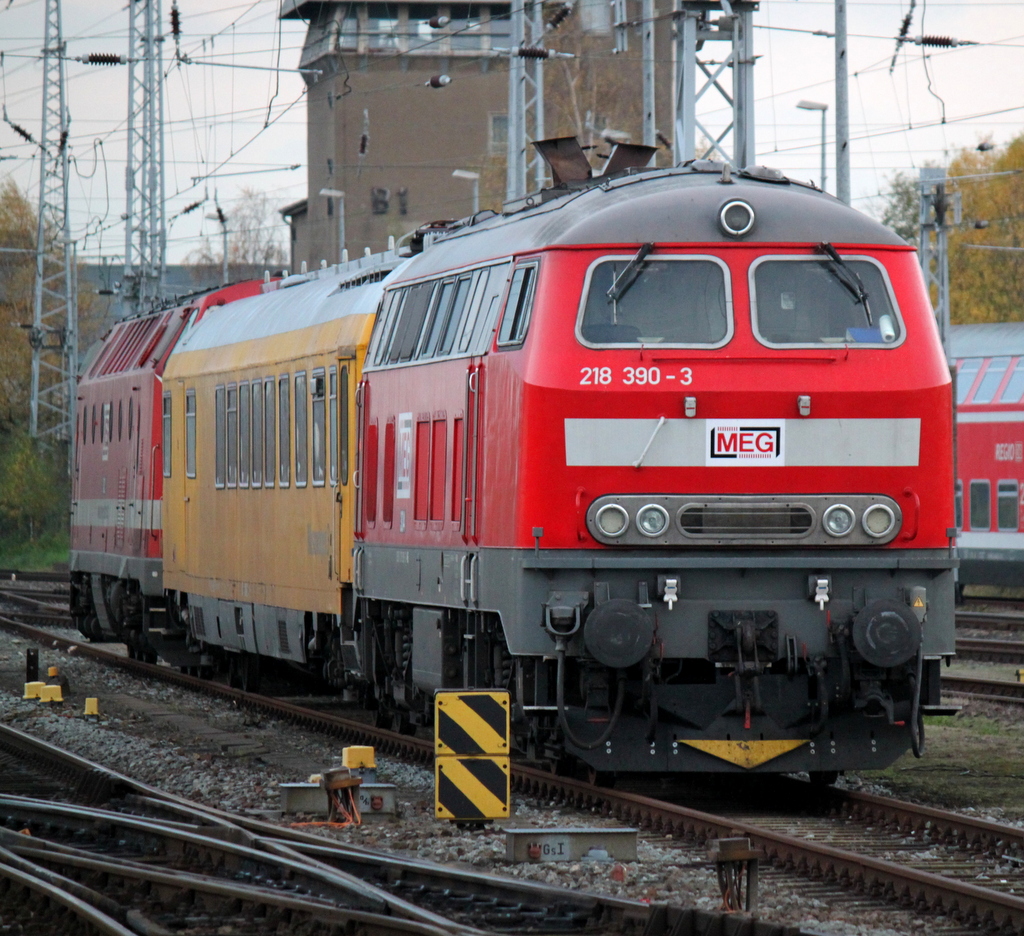 218 390-3+GSM-R Funkmesszug und MEG-U-Boot 302(229 173-0)abgestellt im Rostocker Hbf.30.10.2013 