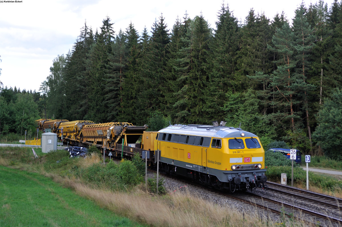 218 391-1 der Bahnbau Gruppe mit einem Bauzug bei Reuth bei Erbendorf, 30.07.2015