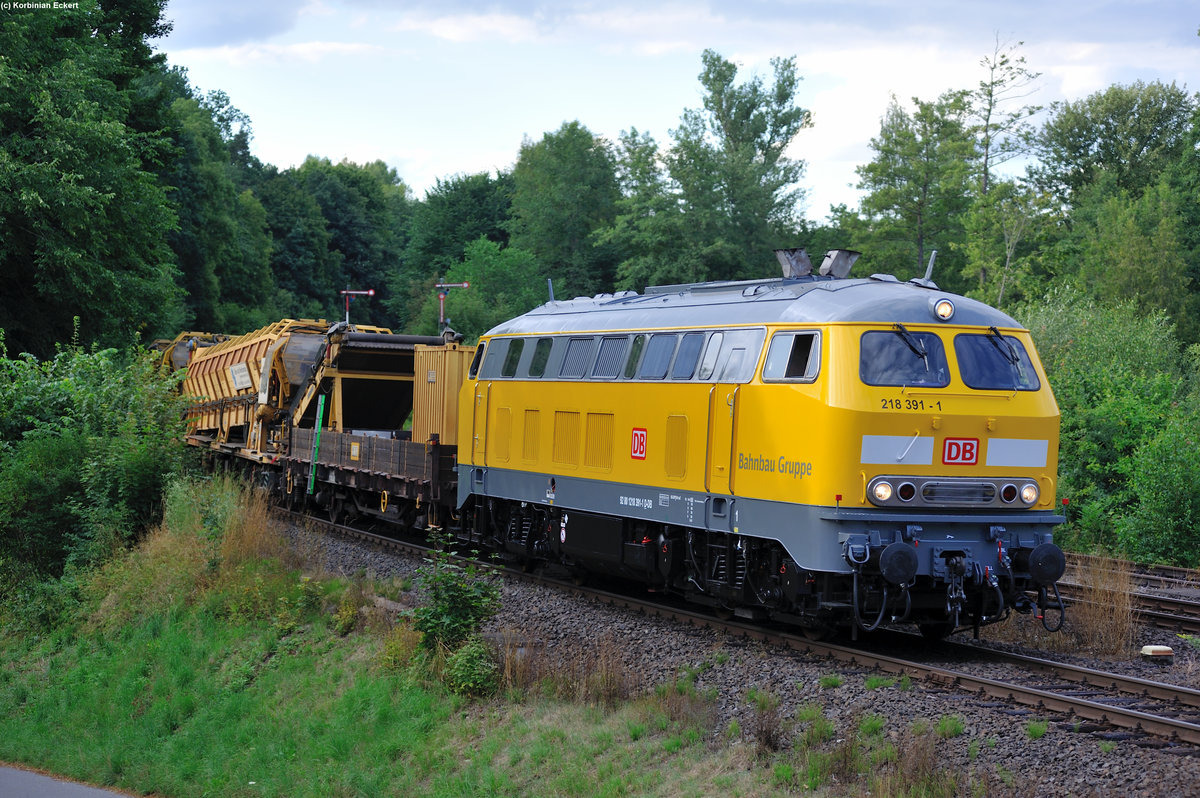 218 391-1 der Bahnbau Gruppe mit einem Bauzug bei Reuth bei Erbendorf, 30.07.2015