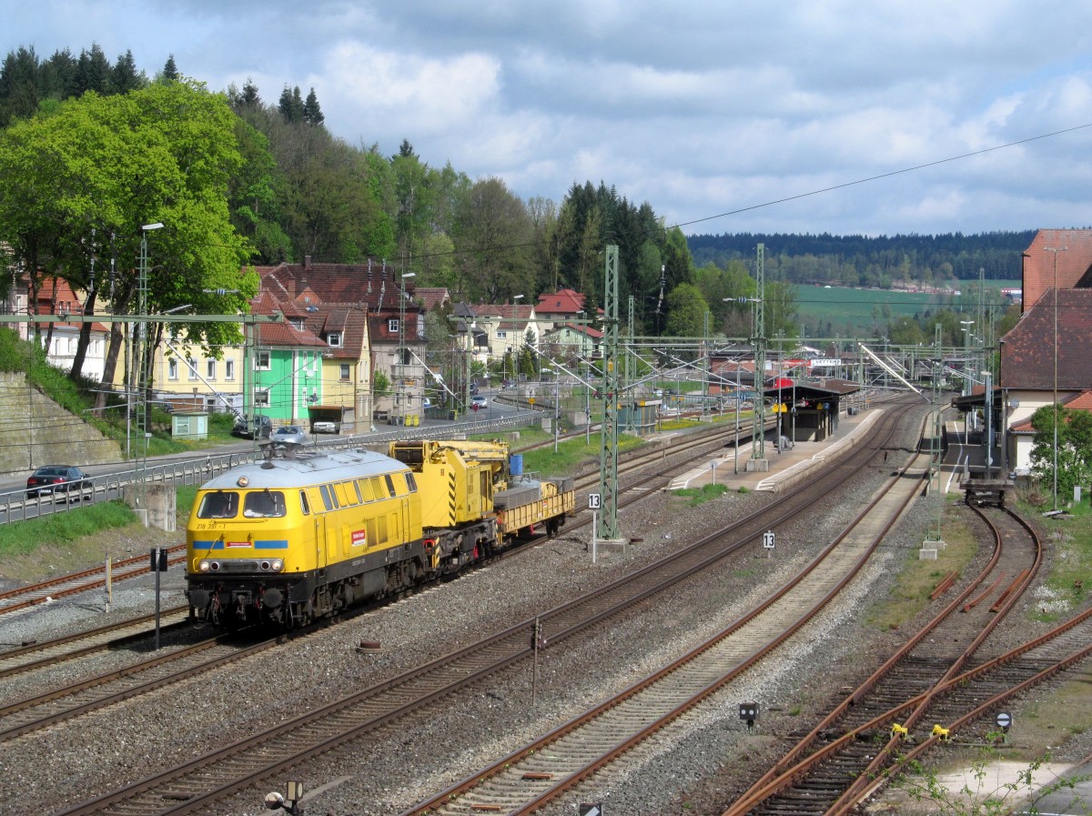 218 391-1 der Bahnbau Gruppe zieht am 22. April 2014 einen Kran durch Kronach in Richtung Lichtenfels.