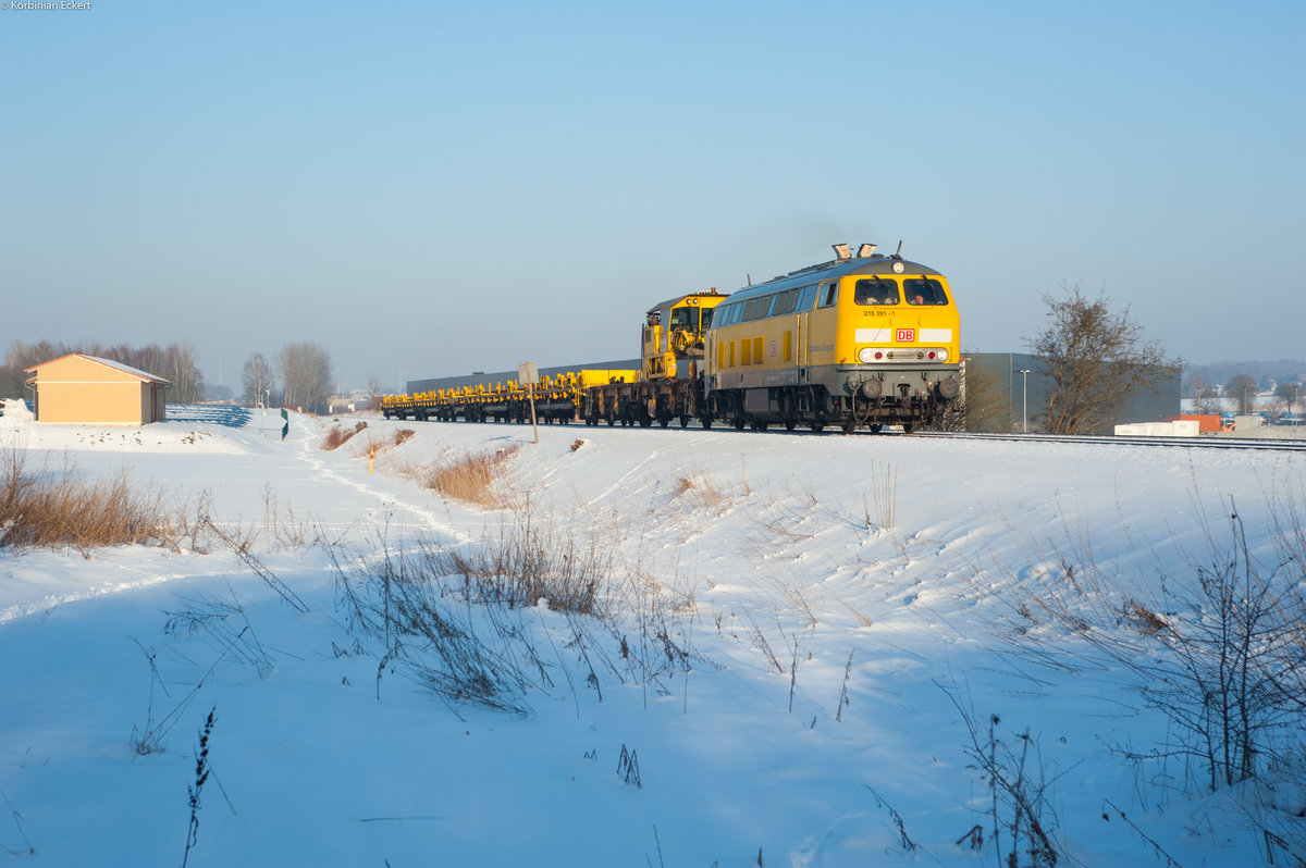 218 391 mit einem Bauzug bei Waldershof Richtung Nürnberg, 22.01.2017