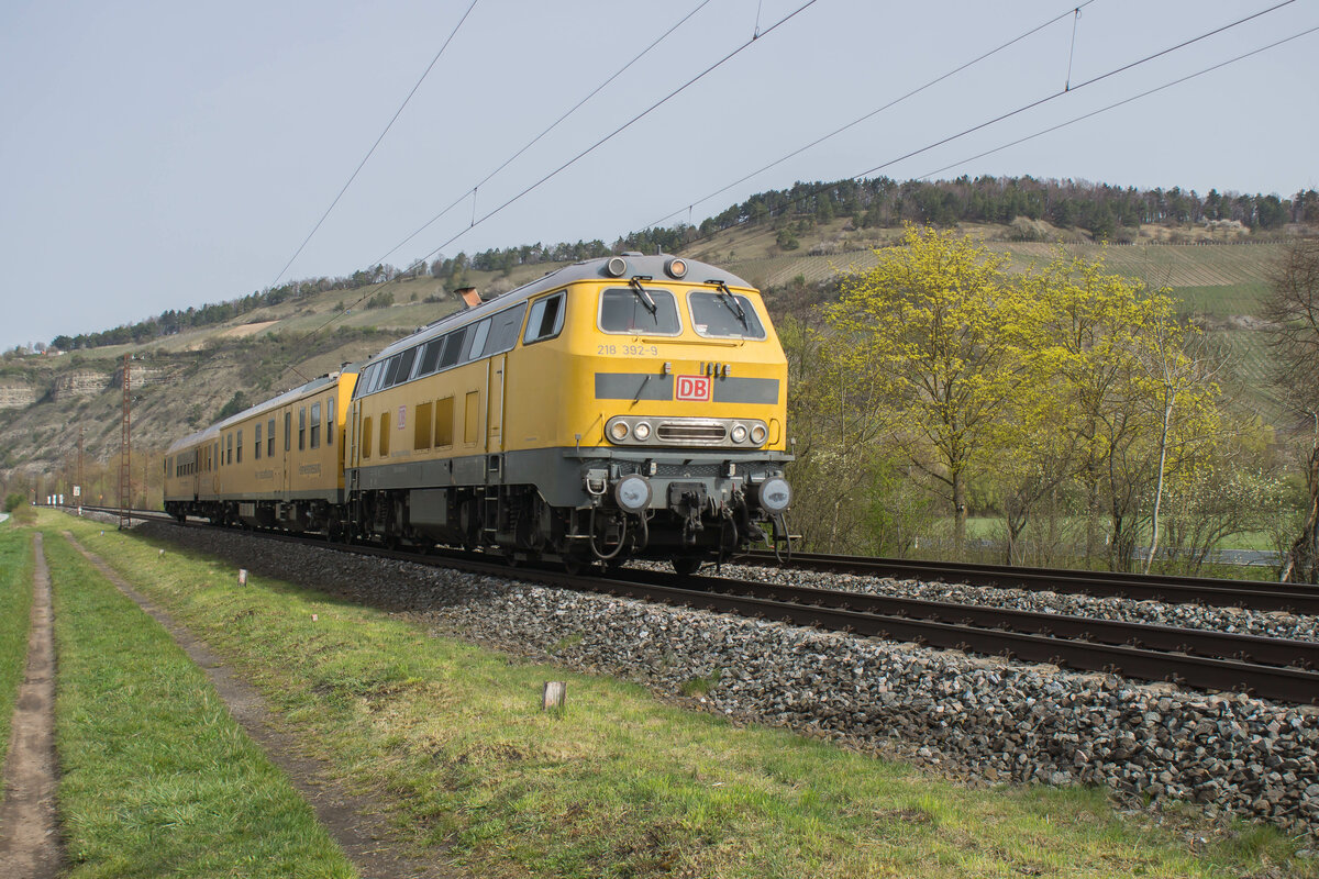 218 392-9 als Fahrwegmesszug bei Thüngersheim am 13.04.2022