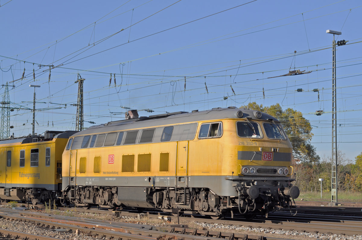 218 392-9 DB Netz Instandhaltung mit Fahrwegmessung durchfährt den Badischen Bahnhof. Die Aufnahme stammt vom 17.10.2017.