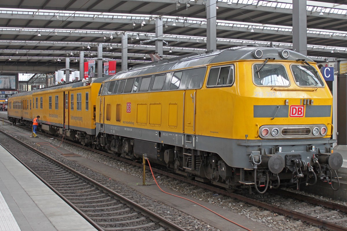 218 392 stand am 14.4.14 im Münchener Hbf.