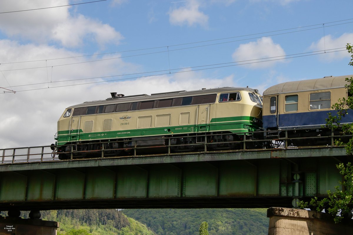 218 396-0 BEG am Schluss des Zuges auf der Moselbrücke in Trier, am 28.04.2018.