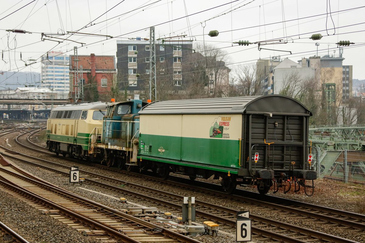 218 396-0 BEG mit Haba 6 (V60) & BEG Güterwagen als Überführung nach Neuwied in Wuppertal, am 12.02.2023.