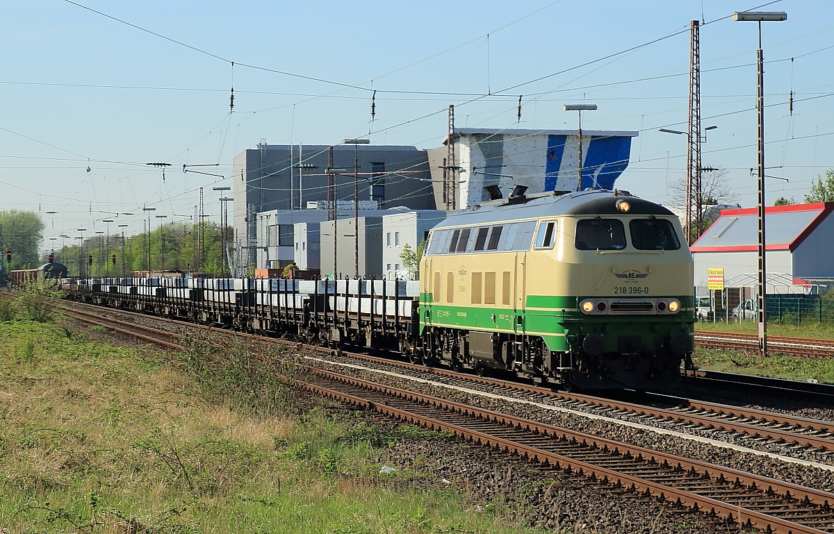 218 396-0 der Brohltal-Eisenbahn durchfährt mit einem Aluzug am 18.04.2018 den Bahnhof Hilden