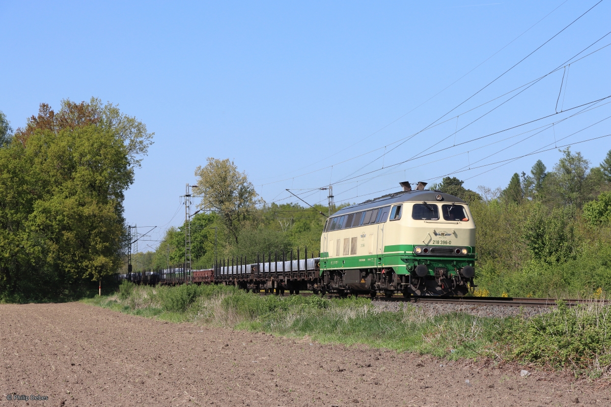 218 396-0 (Brohltal Eisenbahn) mit einem Aluminiumzug in Ratingen Lintorf, 28. April 2022