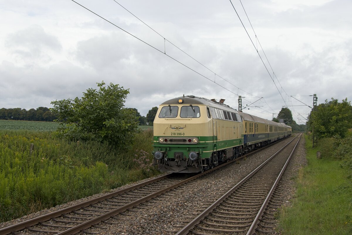 218 396-0 der Brohltal-Eisenbahngesellschaft mit einem Rheingold-Zug des Freundeskreises Eisenbahn Köln nach Höxter in Unna-Lünern (12.08.2023)
