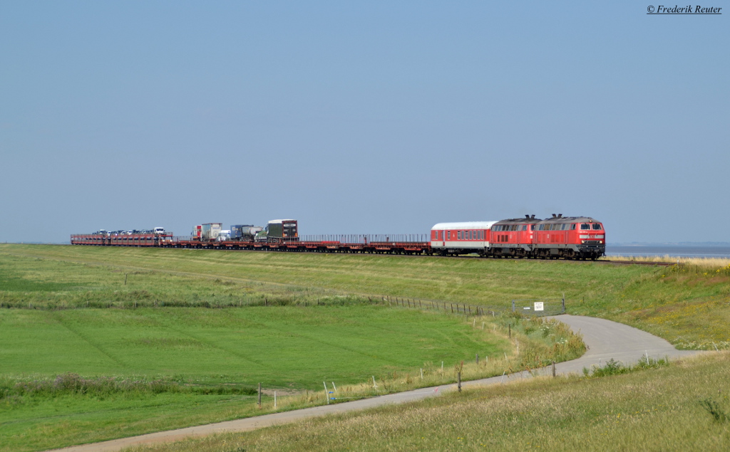 218 397 + 218 371 mit AS 1425 nach Niebüll verlassen in Kürze den Hindenburgdamm. 14.07.2014