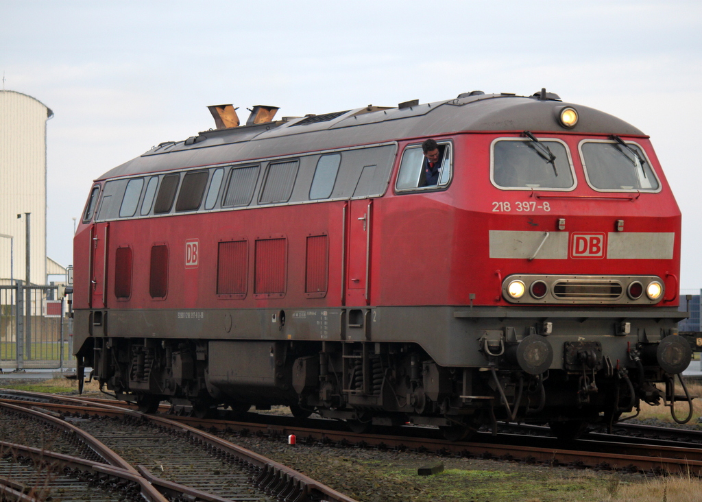 218 397-8 beim Rangieren im Bahnhof Puttgarden.Aufgenommen am 18.12.2013 
