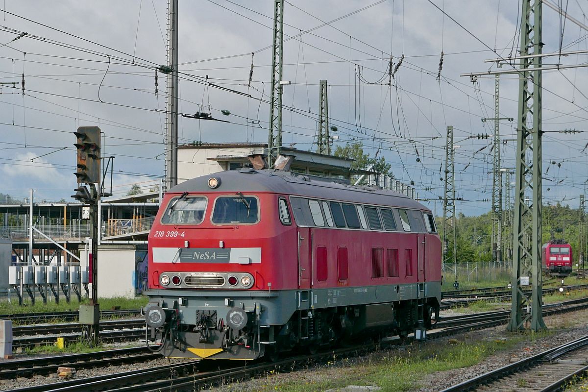 218 399-4 der NeSA auf Rangierfahrt im Bahnhof von Singen (Hohentwiel) am 08.08.2021