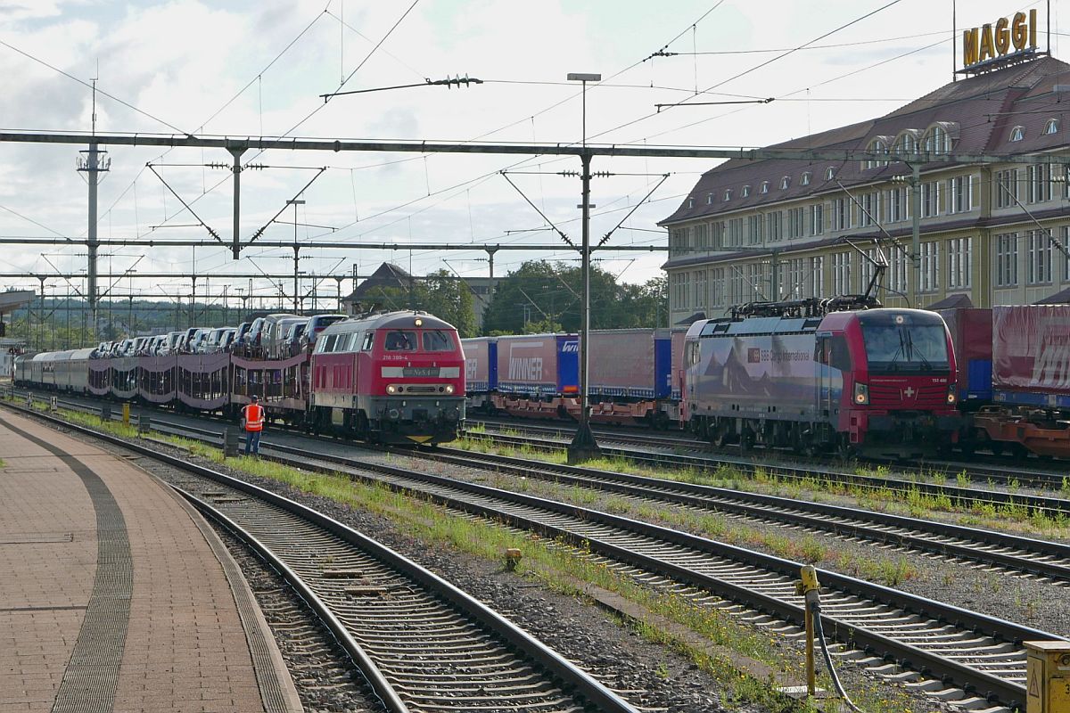 218 399-4 der NeSA vor dem umgeleiteten URLAUBS-EXPRESS / Autozug von Hamburg nach Lrrach. Singen, 08.08.2021