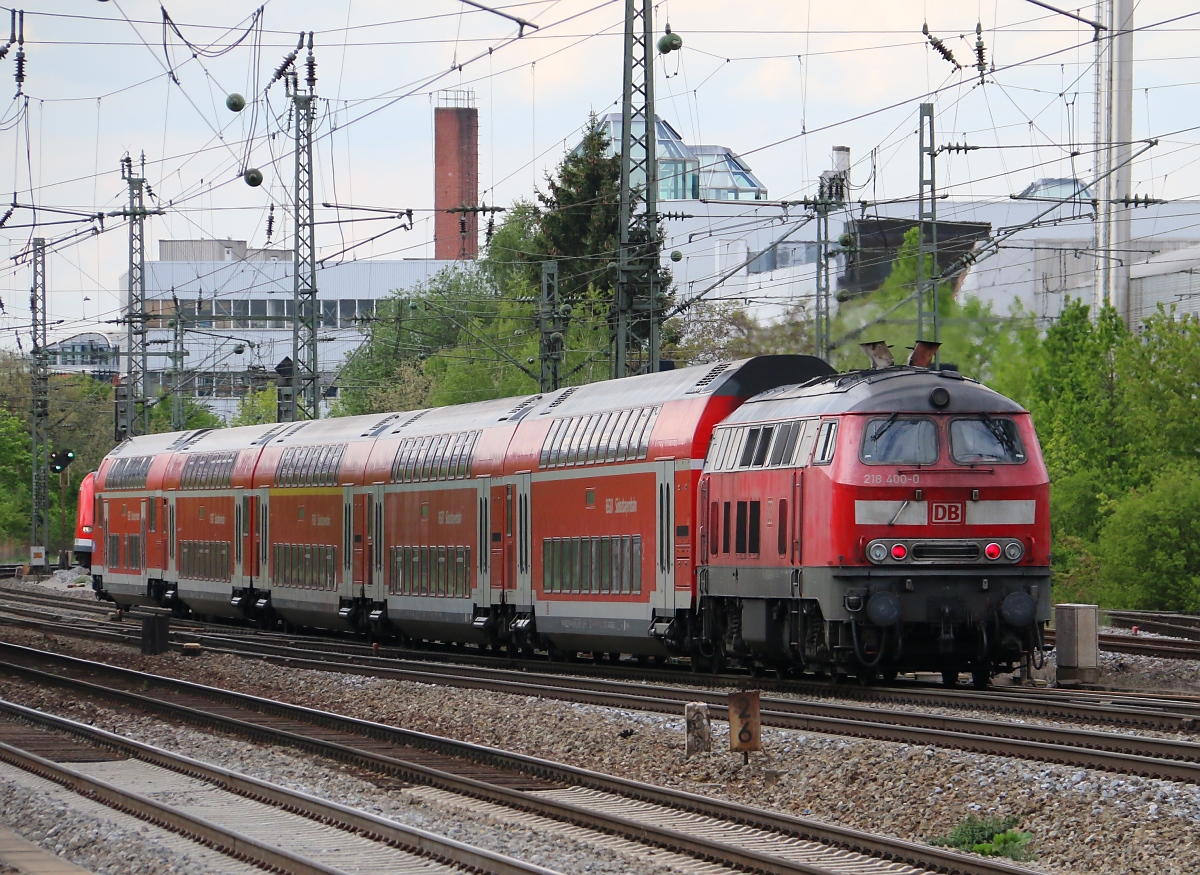 218 400-0 schiebt einen RE durch München-Heimeranplatz Richtung München Hauptbahnhof. Aufgenommen am 22.04.2014.