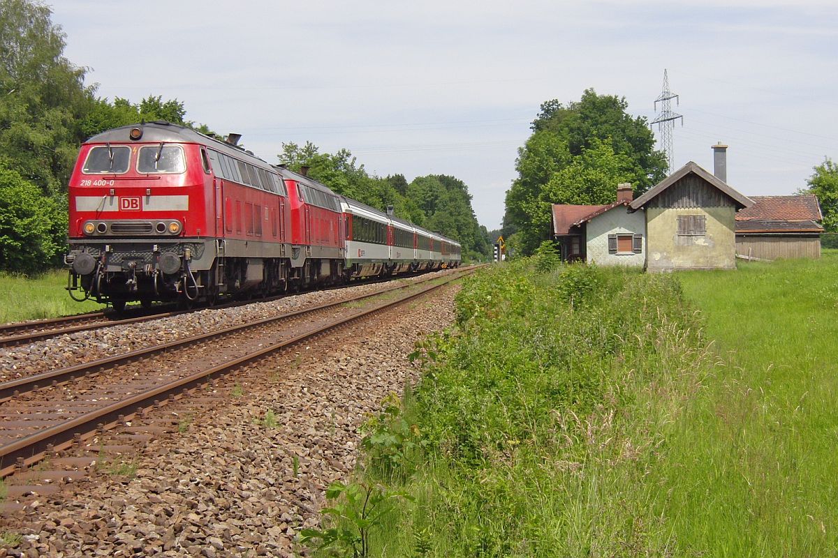 218 400-0 und eine weitere 218er mit dem EC 194 von Mnchen nach Zrich durchfahren am 15.06.2012 in Krze den Bahnhof von Hergatz.