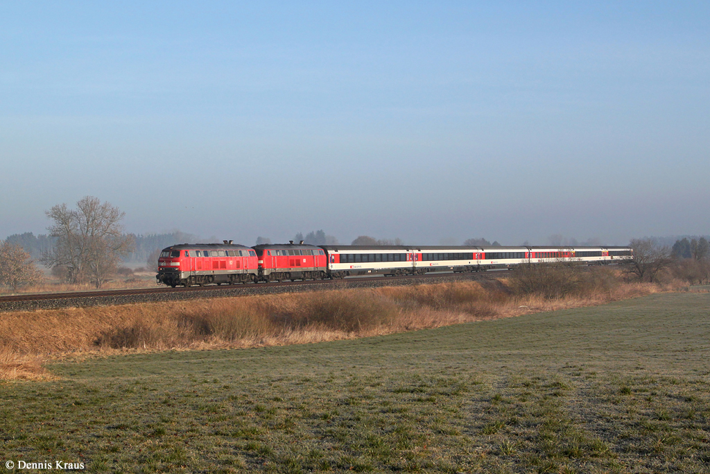 218 400 und 218 416 mit EC 196 am 09.03.2014 bei Dillishausen.