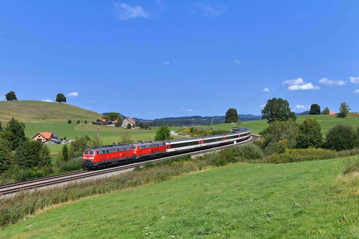 218 401 + 218 404 mit einem EC am 28.08.2018 bei Heimhofen.