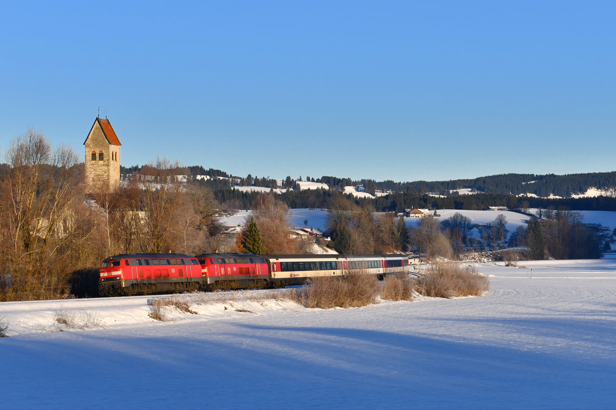 218 401 + 218 421 mit EC 196 am 24.12.2017 bei Stein. 
