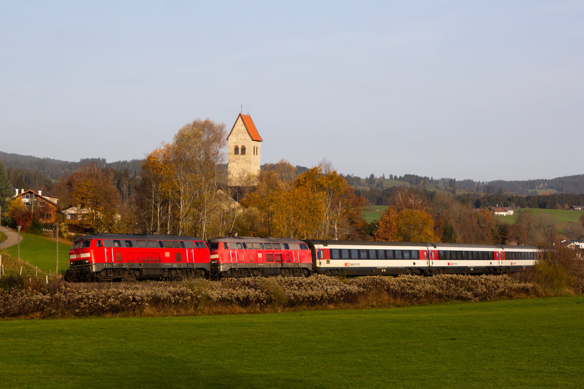 218 401 und 422 am EuroCity EC 196 bei Immenstadt/Stein (Allgäu). 8.11.20