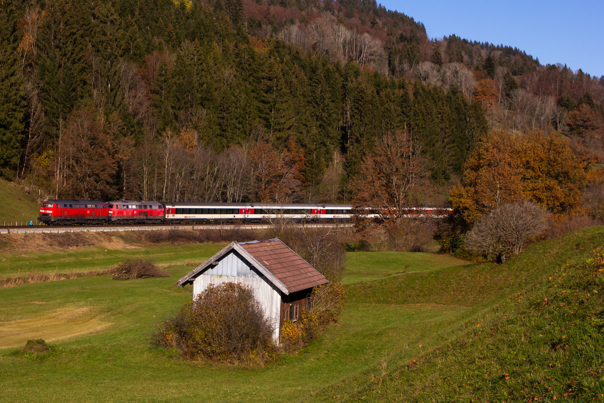 218 401 und 422 mit dem EuroCoty EC 194 bei Wiedemannsdorf. 7.11.20