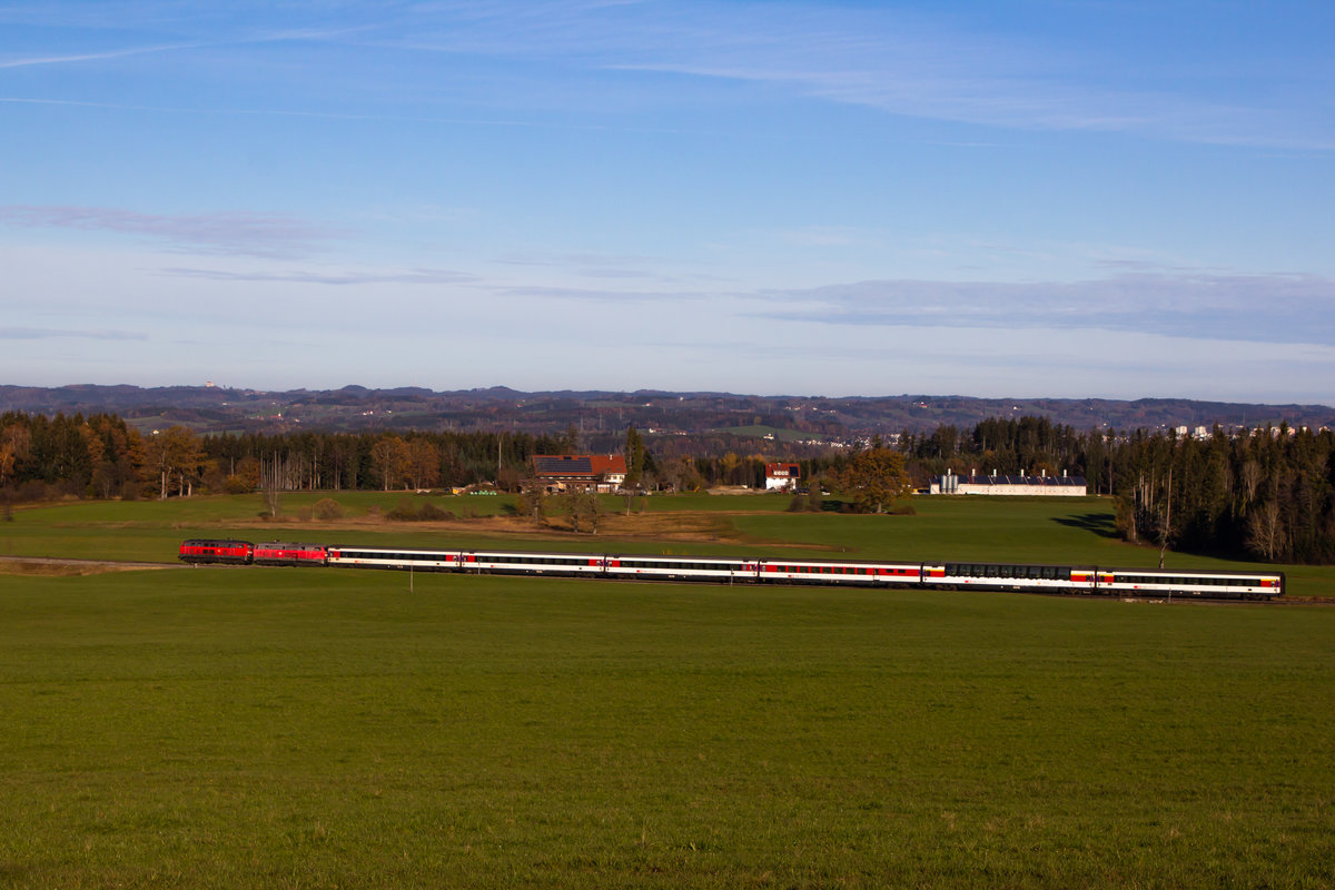 218 401 und 422 ziehen den EuroCity EC 196 an Mellatz vorbei nach Lindau. 14.11.20