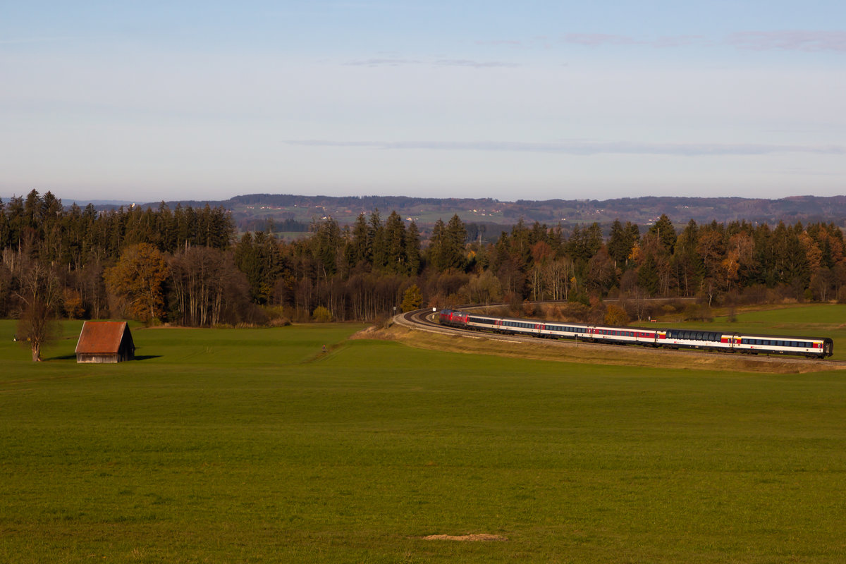 218 401 und 422 ziehen den EuroCity EC 196 an Mellatz vorbei nach Lindau. 14.11.20