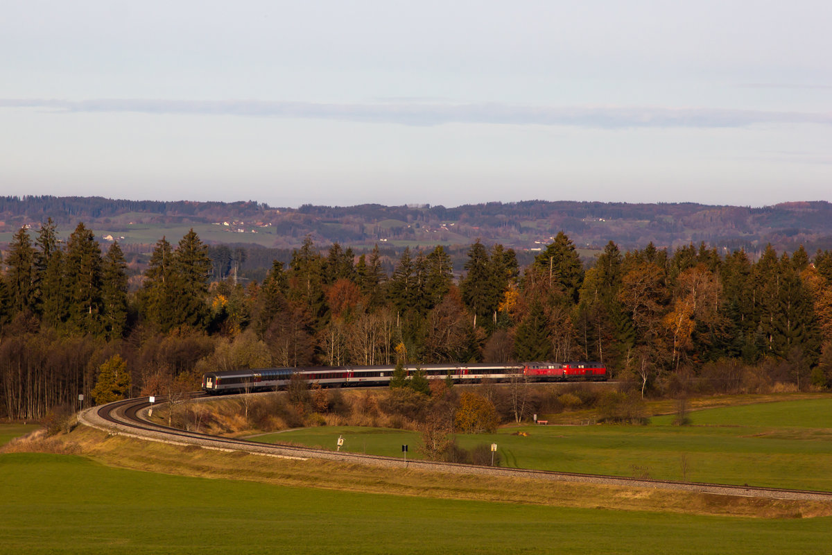 218 401 und 422 ziehen den EuroCity EC 196 an Mellatz vorbei nach Lindau. 14.11.20