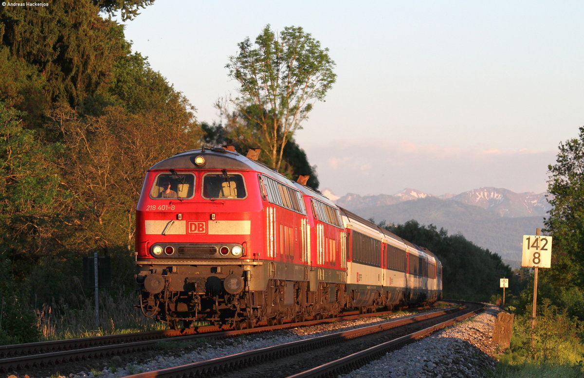 218 401-8 und 218 403-4 mit dem EC 190 (München Hbf-Zürich HB) bei Höhenreute 27.5.17