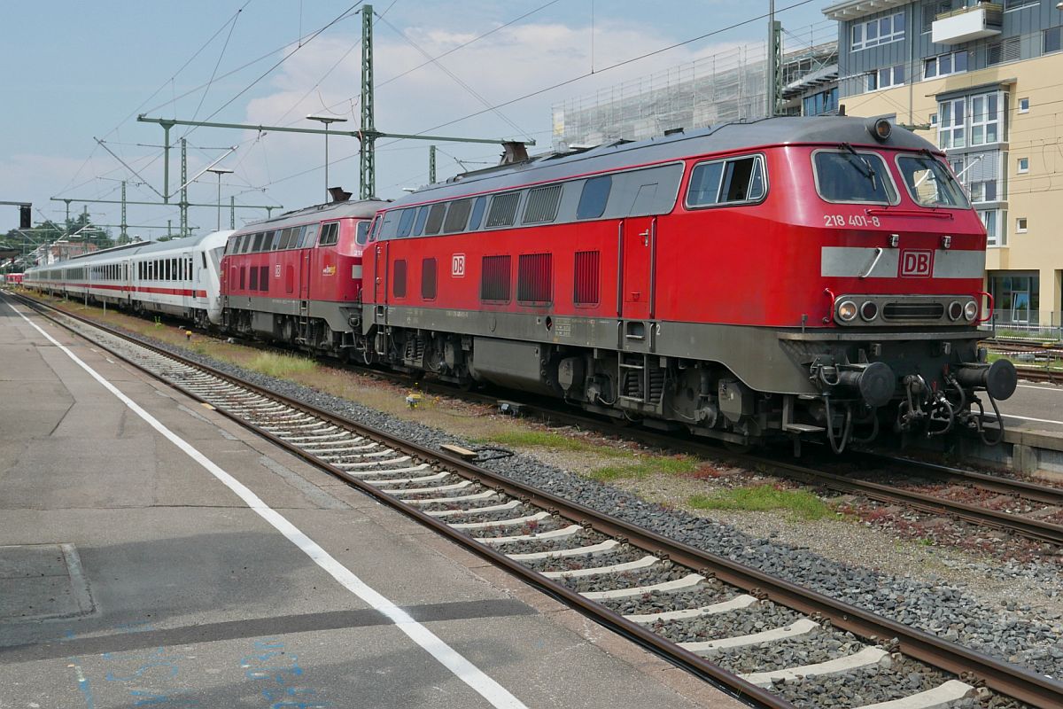 218 401-8 und 218 491-9 stehen bereit, um die Wagen des IC 119  BODENSEE  nach Lindau-Insel zu ziehen. Friedrichshafen, 09.06.2021