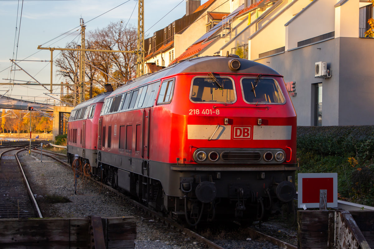 218 401-8 und 422-4 stehen nach ihrem Einsatz in der Abstellung Lindau. 30.10.20