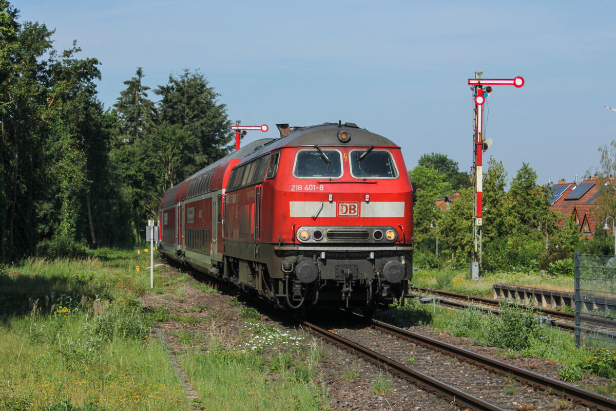 218 401-8 am 23.06.2026 mit dem RE 12017 bei der Einfahrt in Kandel.