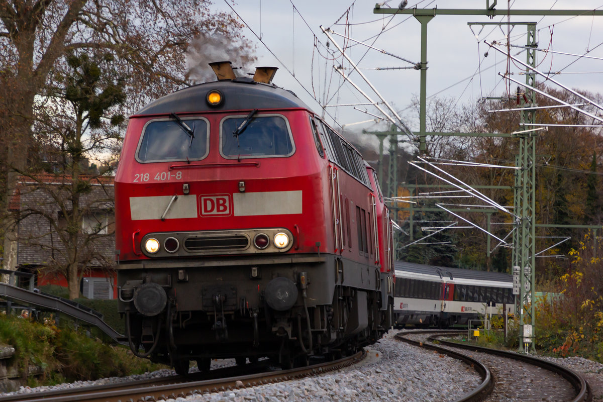 218 401-8 mit 428-1 ziehen den EuroCity EC 195 am Hoyerberg in Lindau gen Allgäu. 20.11.20
