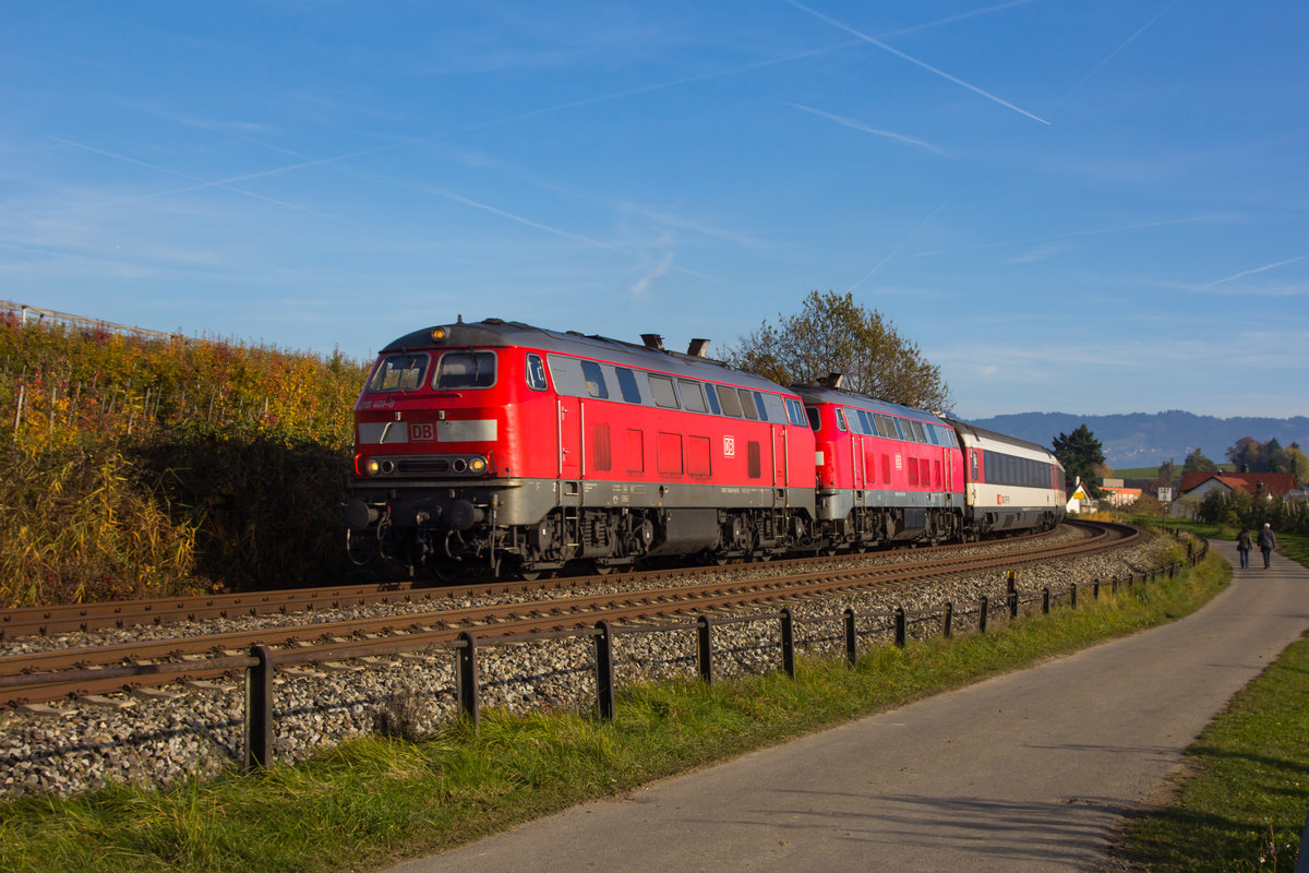 218 401-8 voraus mit dem EuroCity aus München in zwischen den Apfelplantagen in den Hügeln um Lindau. 1.11.16