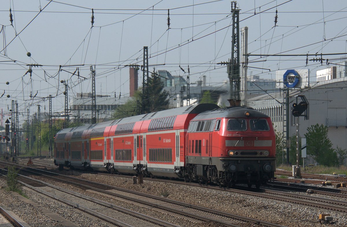 218 401 am 22.04.16 auf dem Weg nach Mühldorf am Münchner Heimeranplatz