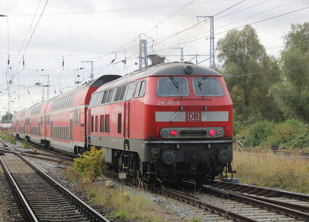 218 401 mit RE 4306(Rostock-Bad Kleinen)bei der Ausfahrt im Rostocker Hbf.05.10.2025 