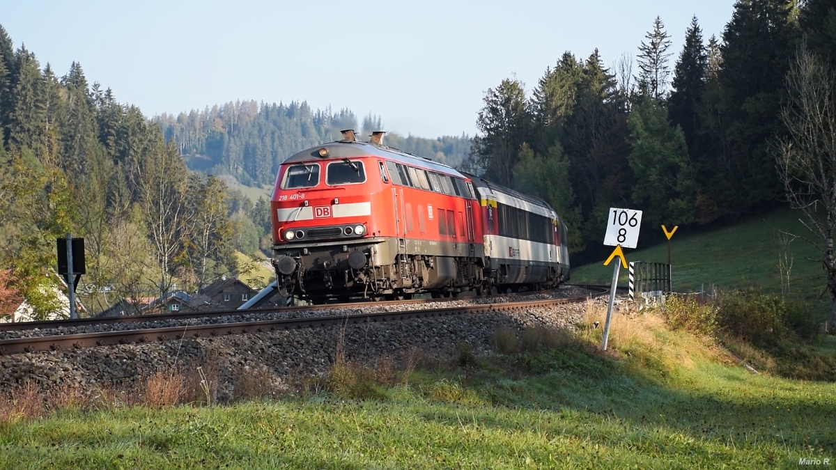 218 401 schlängelt sich am 19.10.2020 mit EC 197 durch die Allgäuer Landschaft bei Harbartshofen.