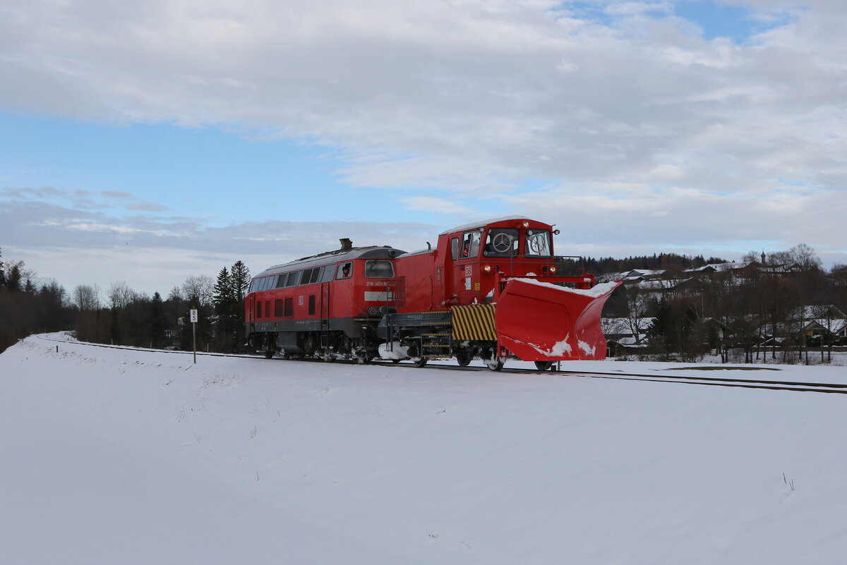 218 401 war mit einem Schneepflug am 5. Dezember 2023 auf der  Chiemgau-Bahn  kurz vor Aschau im Einsatz.