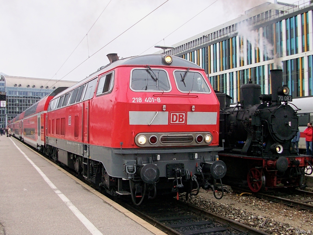 218 401 wartete am 12.10.2013 mit einer Regionalbahn nach Mühldorf auf die Abfahrt in München Hbf.